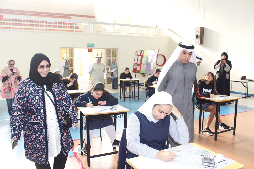 العازمي والخالدي في إحدى لجان البنات 		