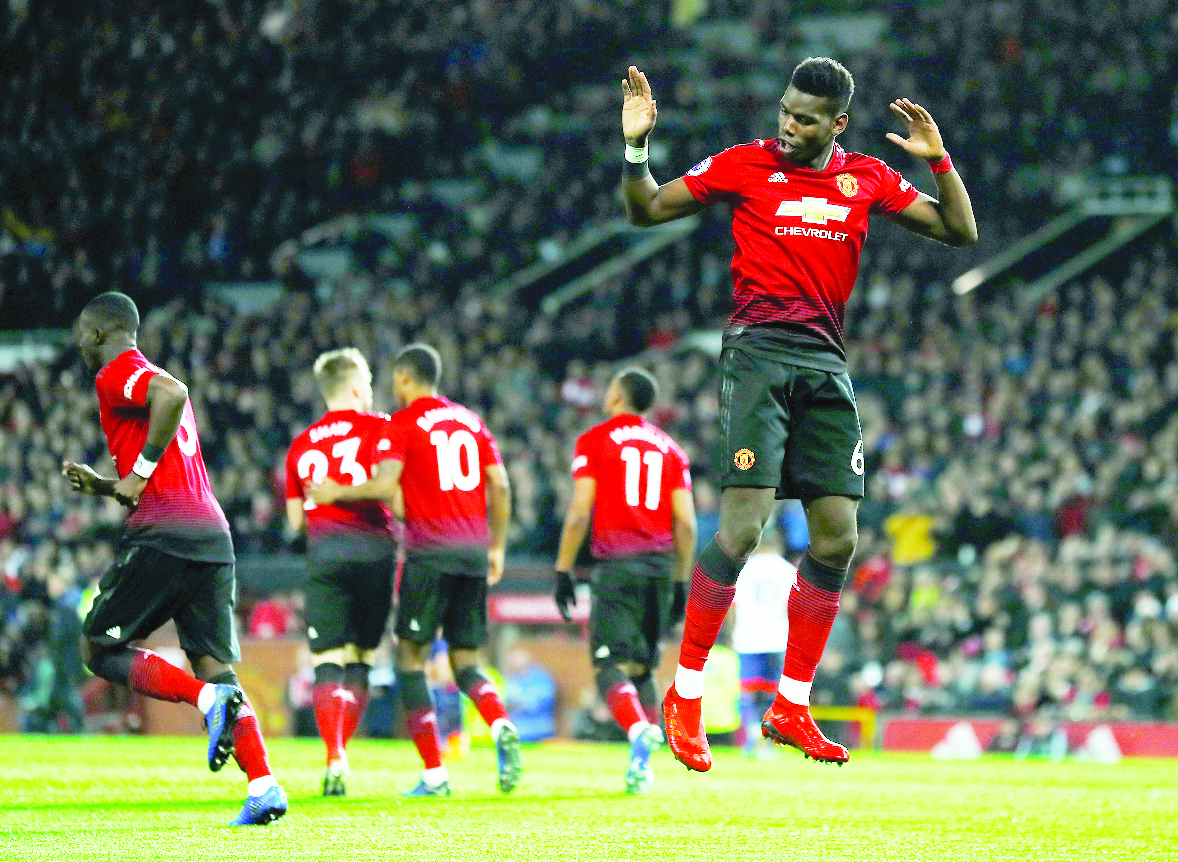 نجم مانشستر يونايتد بول بوغبا محتفلاً بالهدف الأول في مرمى بورنموث                            	       (رويترز)                                   