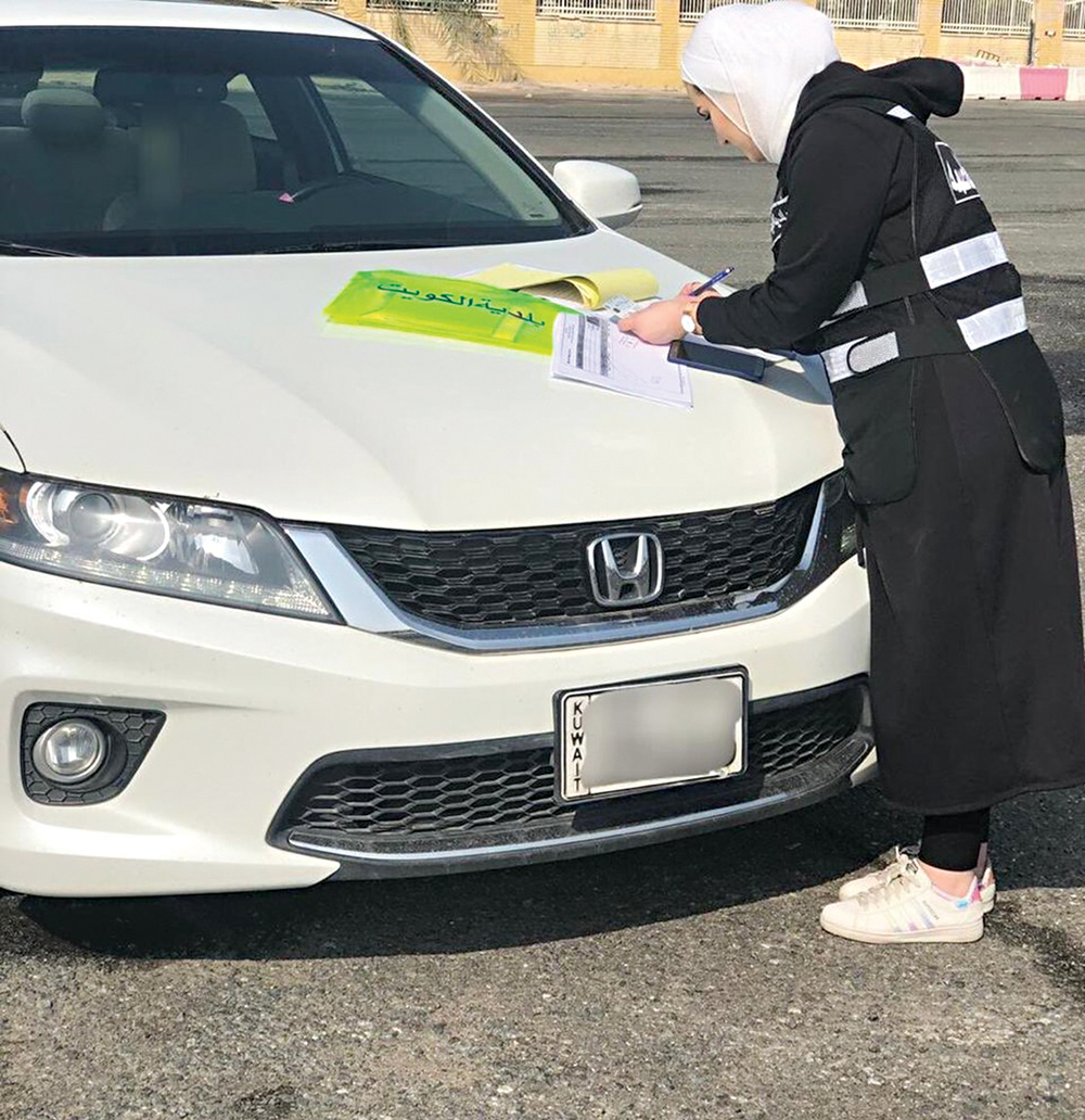 ... والمفتشة عبير الكندري تحرر مخالفة