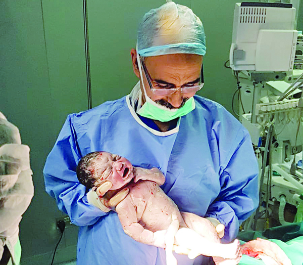 اول مولود في مستشفى هادي	(تصوير بسام زيدان)