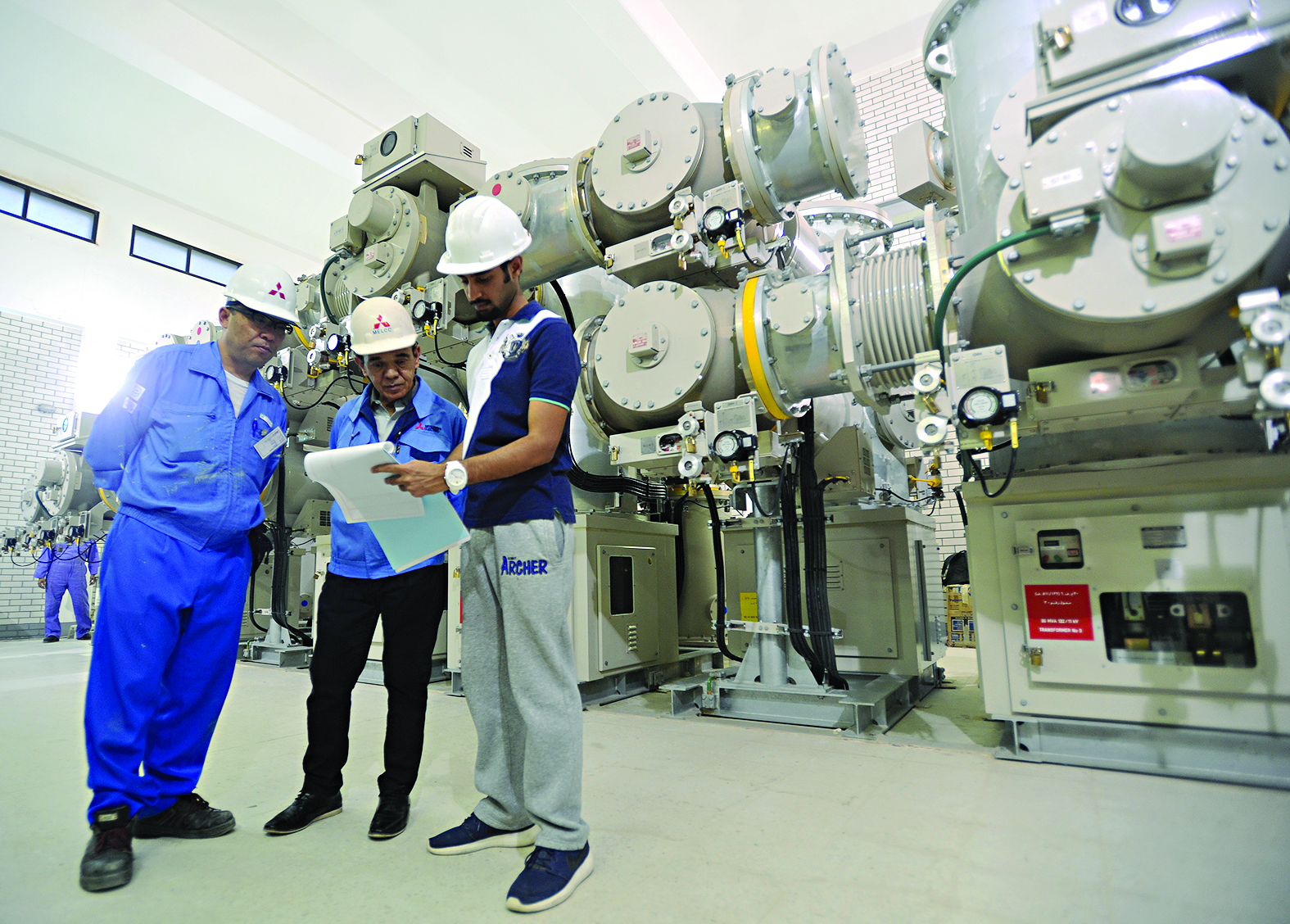 موظفون في شبكات النقل أثناء العمل 