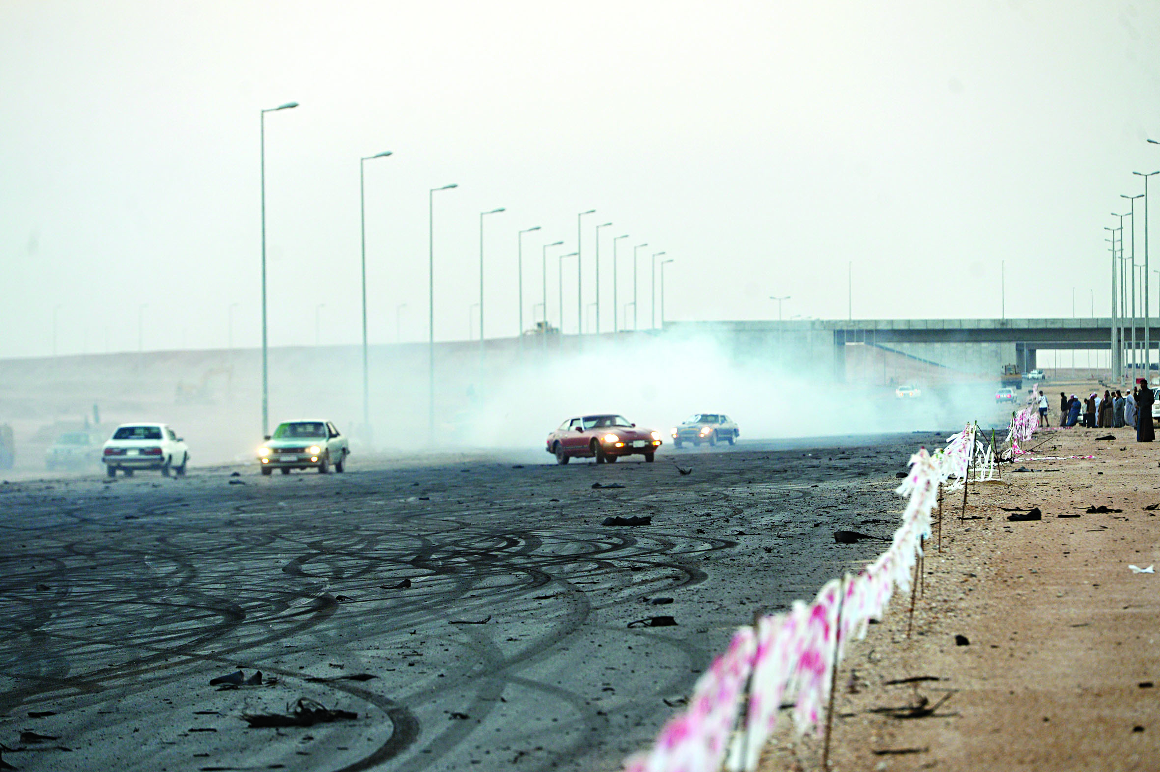 هواة الاستعراض يستقبلون العام الجديد على طريقتهم المعتادة 	(تصوير نايف العقلة) 