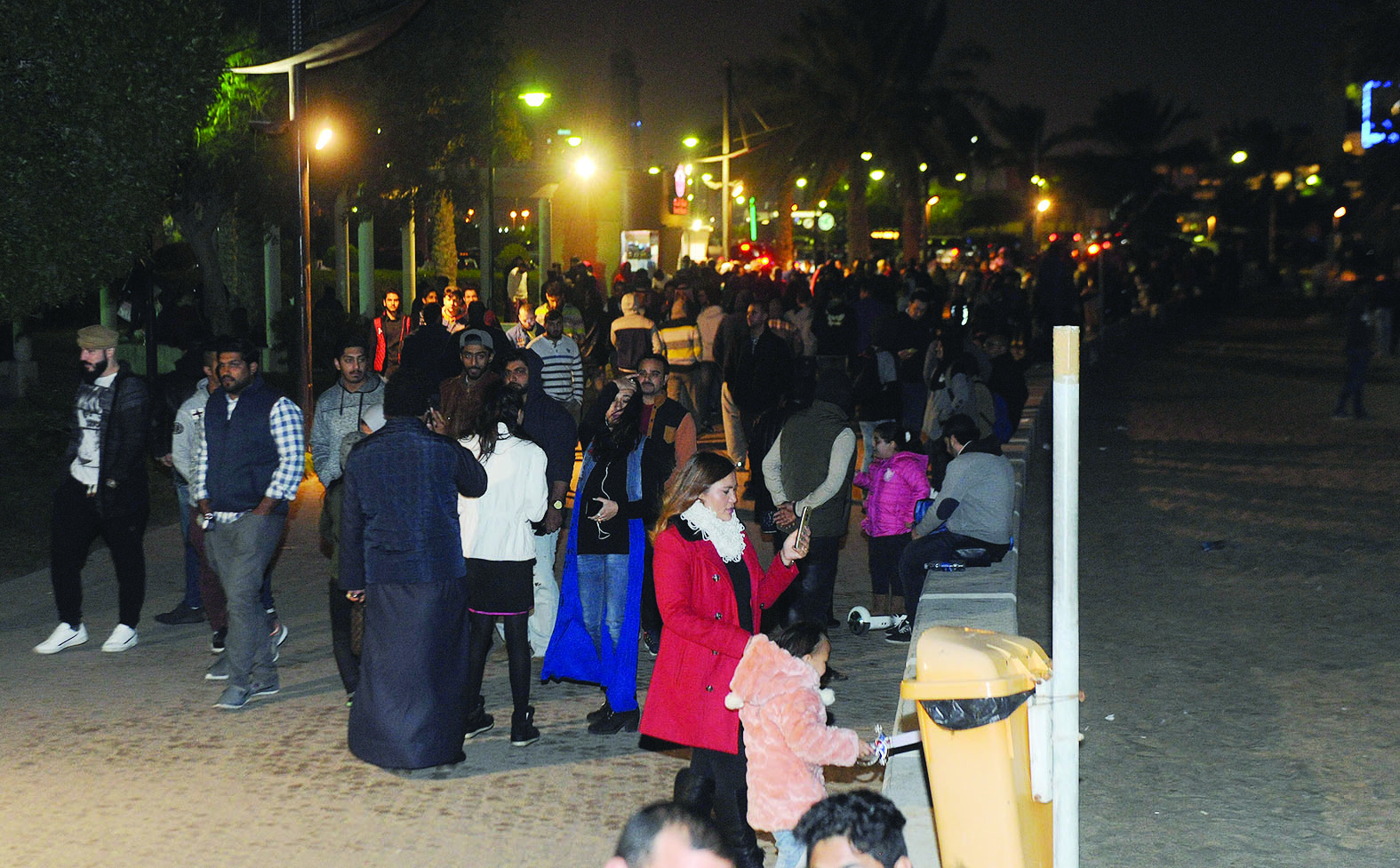 كثافة محتفلين في الشوراع 			(تصوير أسعد عبدالله)