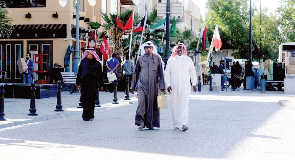 من النادر رؤية شباب بالدشداشة في السوق 