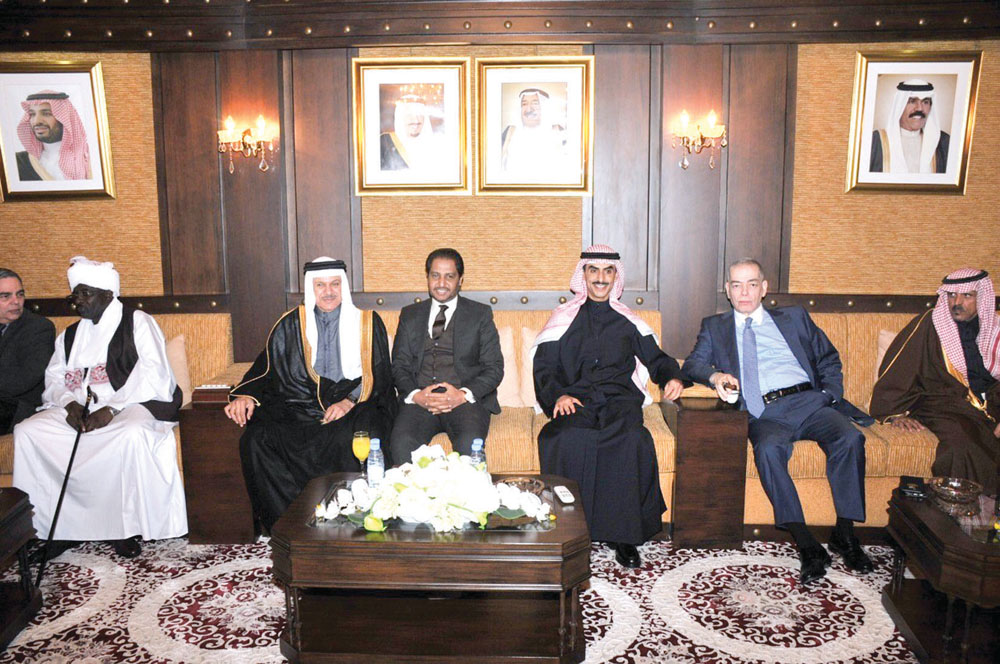 الجابر وعدد من السفراء خلال الحفل في السفارة الكويتية