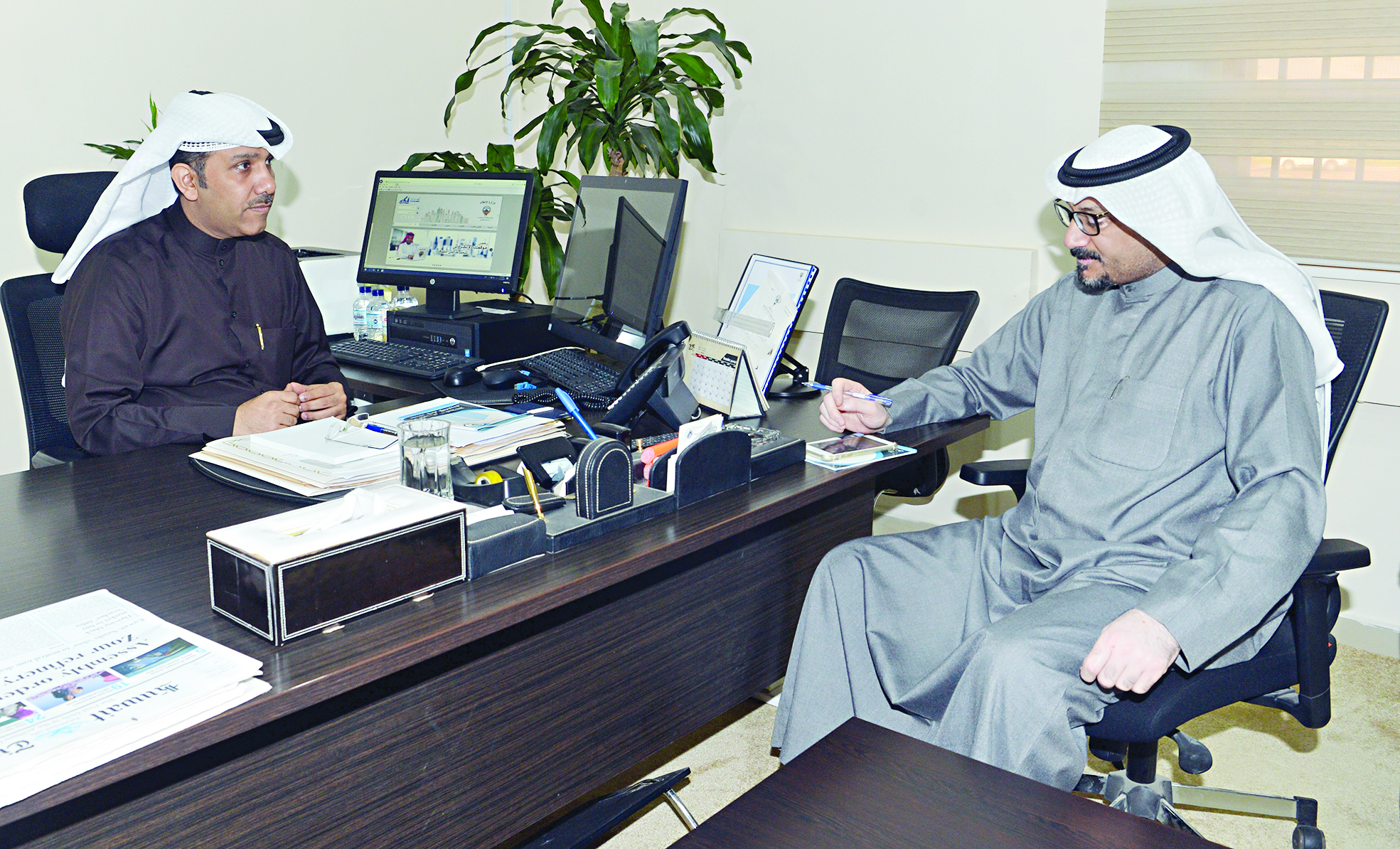 السبيعي يتحدث للزميل ناصر الفرحان     	(تصوير نايف العقلة)