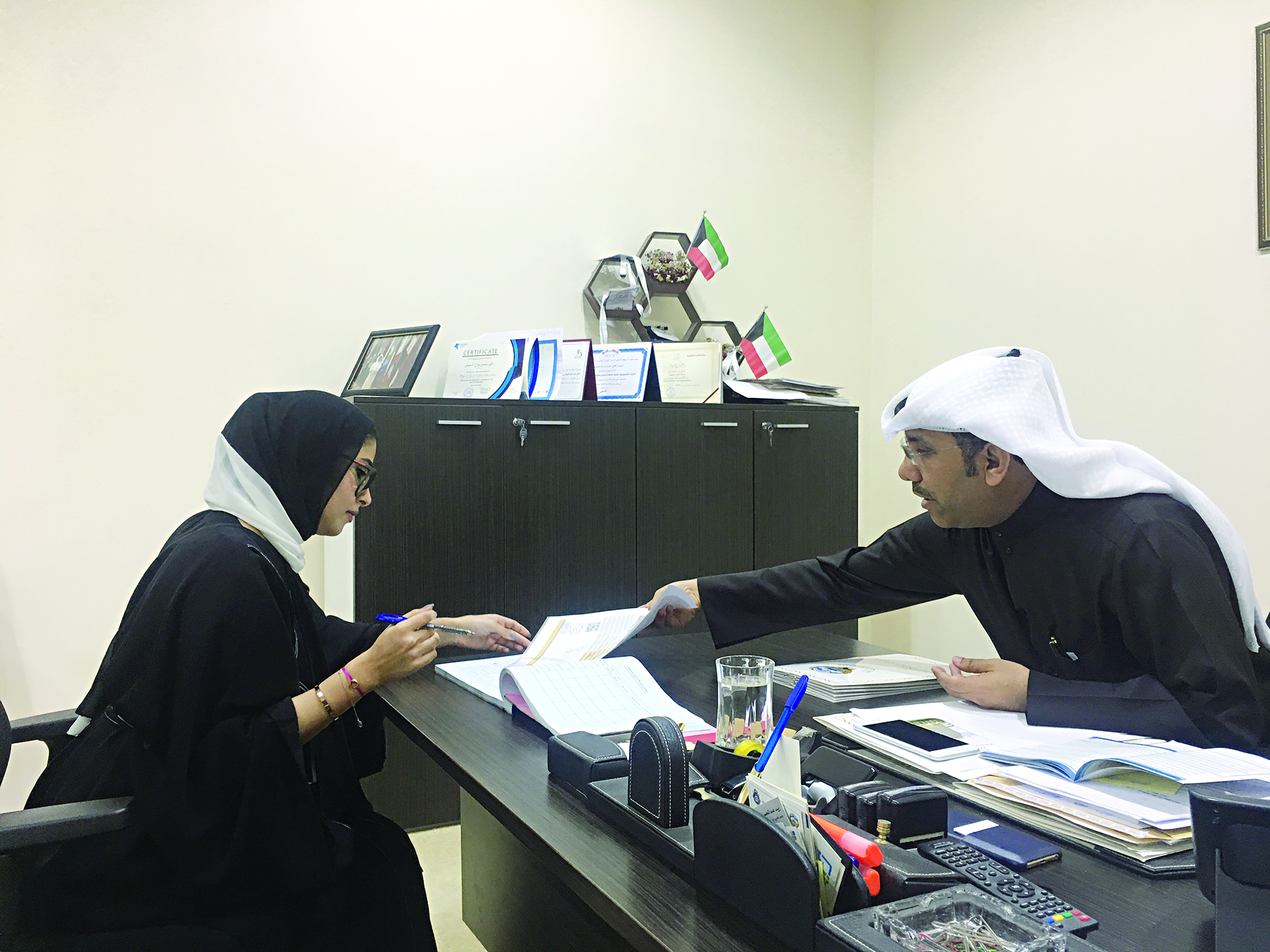 ... ويسلم إحدى المواطنات ترخيص موقعها الإلكتروني