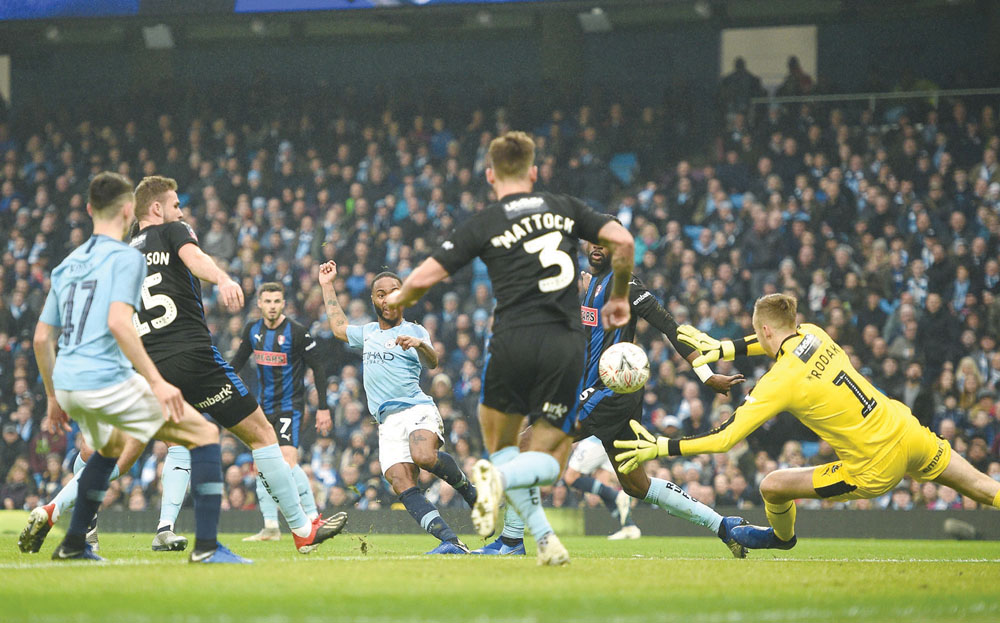 رحيم ستيرلينغ مسجلاً الهدف الأول لمانشستر سيتي في مرمى روثرهام يونايتد                       	          (أ ف ب) 