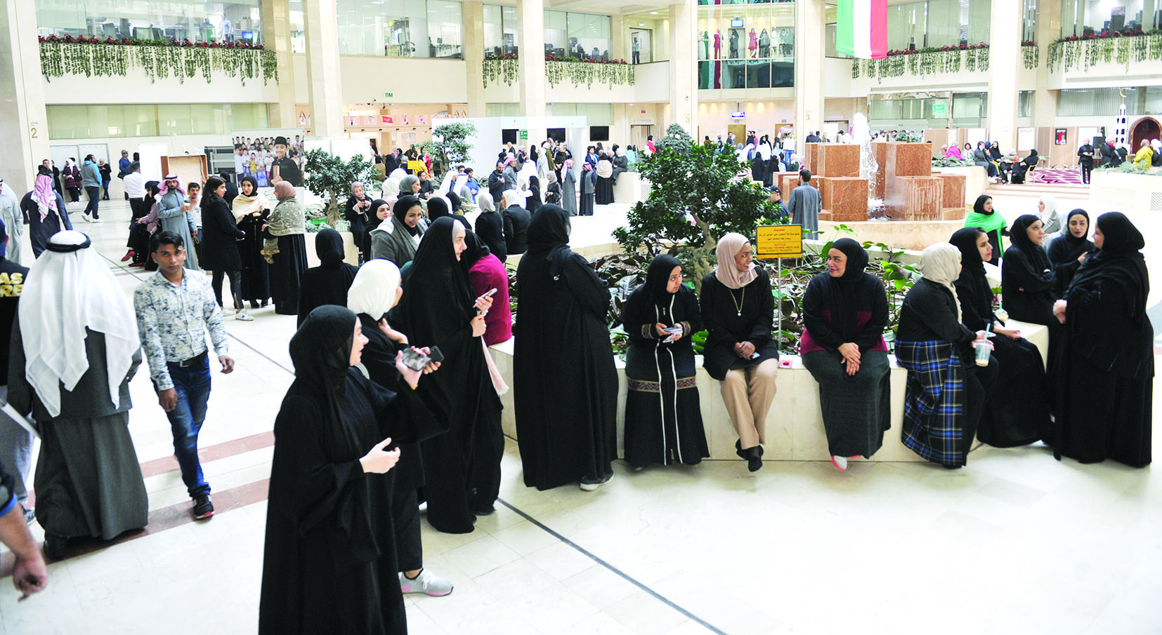 u0645u0634u0627u0631u0643u0629 u0643u062bu064au0641u0629 u0641u064a u0627u0644u0627u0639u062au0635u0627u0645t (u062au0635u0648u064au0631 u0633u0639u062f u0647u0646u062fu0627u0648u064a)