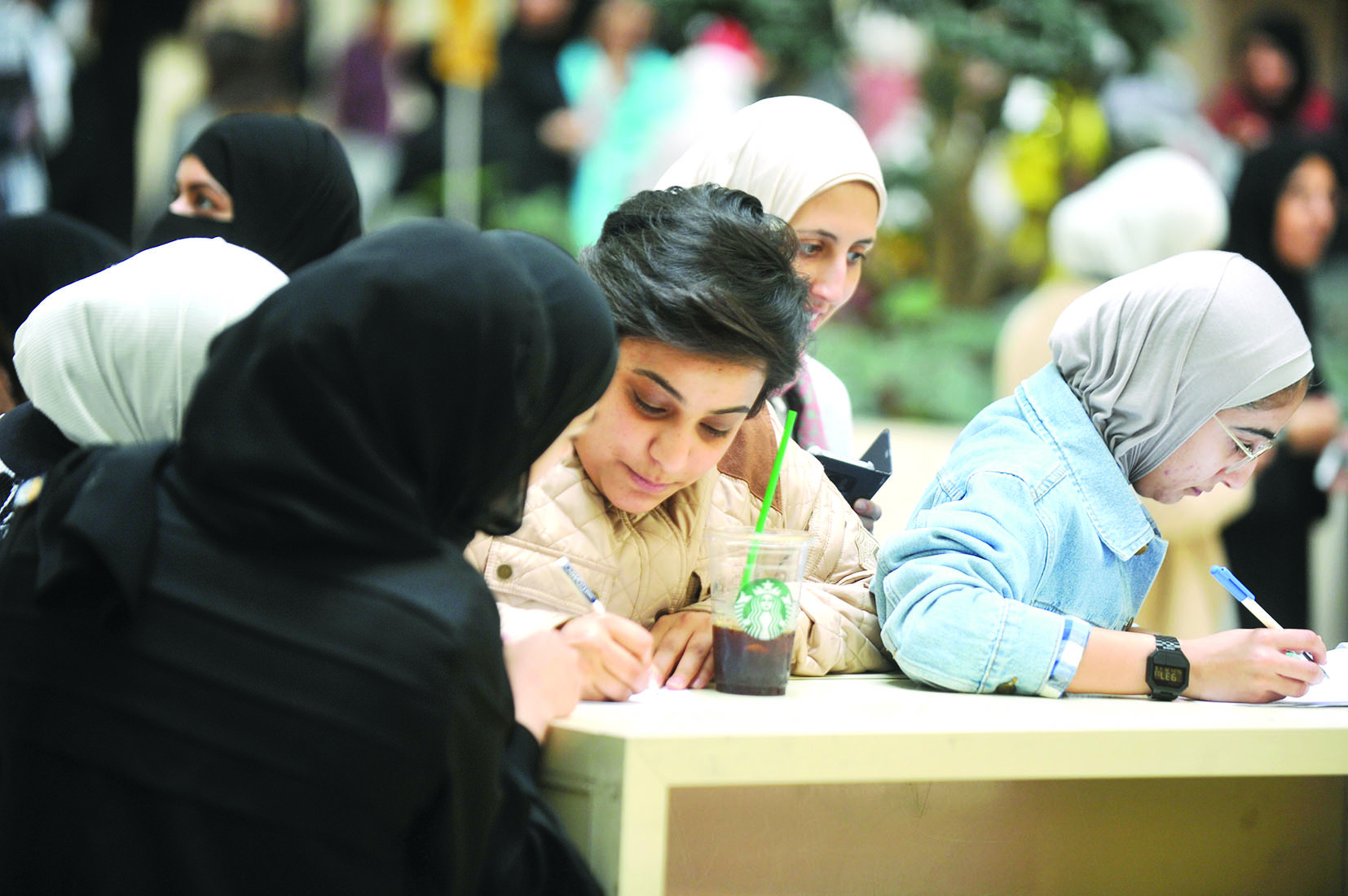 موظفات يسجلن أسماءهن في الاعتصام 