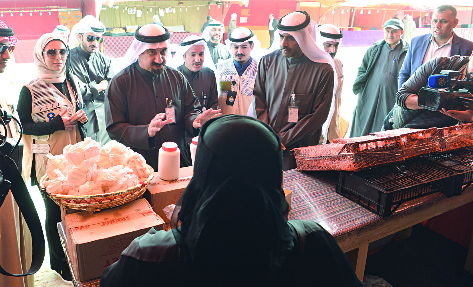 .... وأمام بائعات اليقط