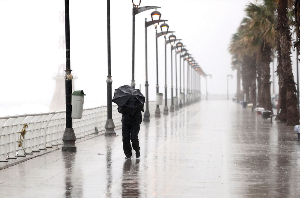 u0631u062cu0644 u064au0633u064au0631 u062au062du062a u0627u0644u0645u0637u0631 u0639u0644u0649 u0643u0648u0631u0646u064au0634 u0627u0644u0645u0646u0627u0631u0629 u0641u064a u0628u064au0631u0648u062a t         (u0623 u0641 u0628)