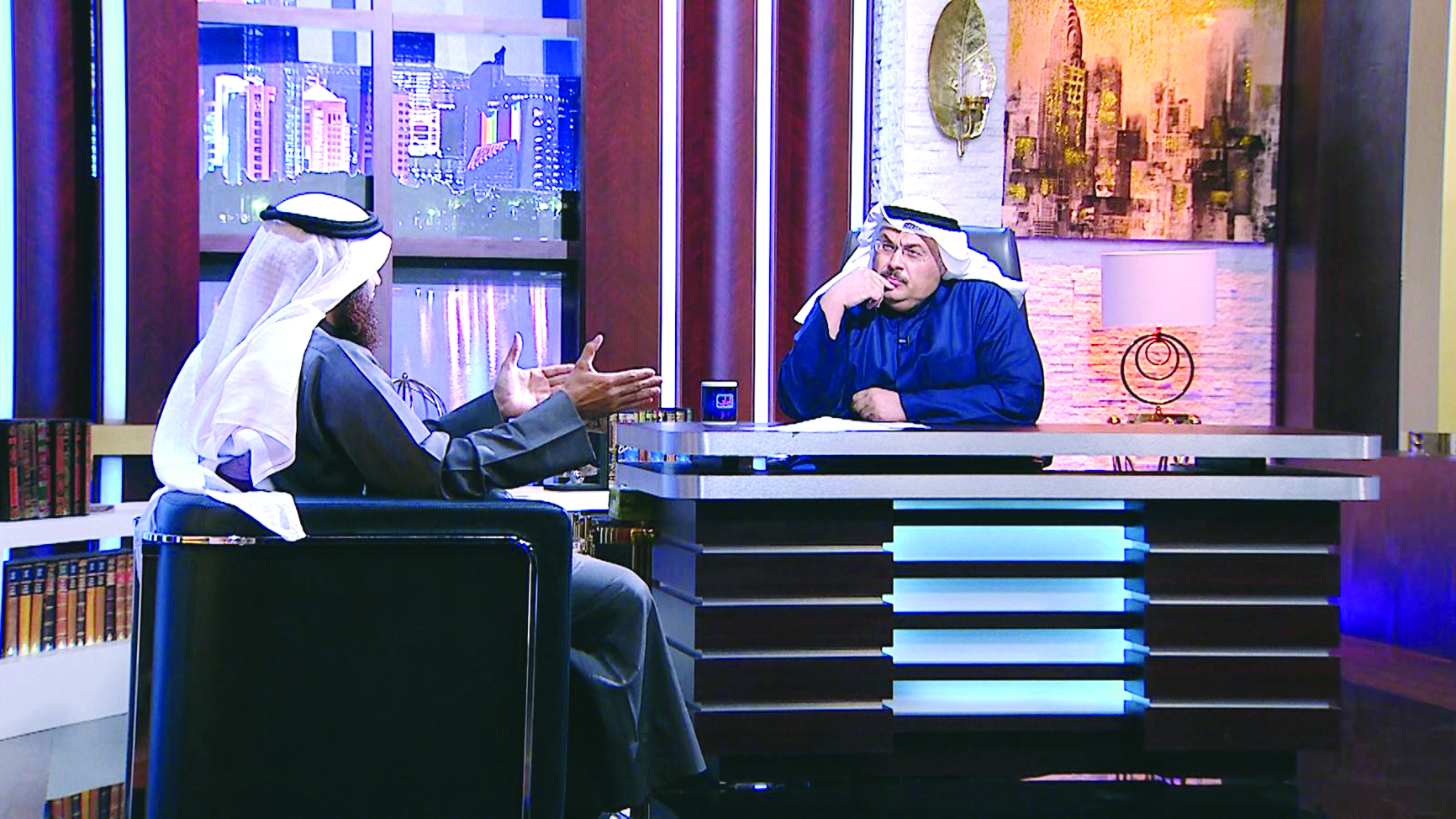 الزميل وليد الجاسم محاوراً العجمي في برنامج «عشر إلا عشر»