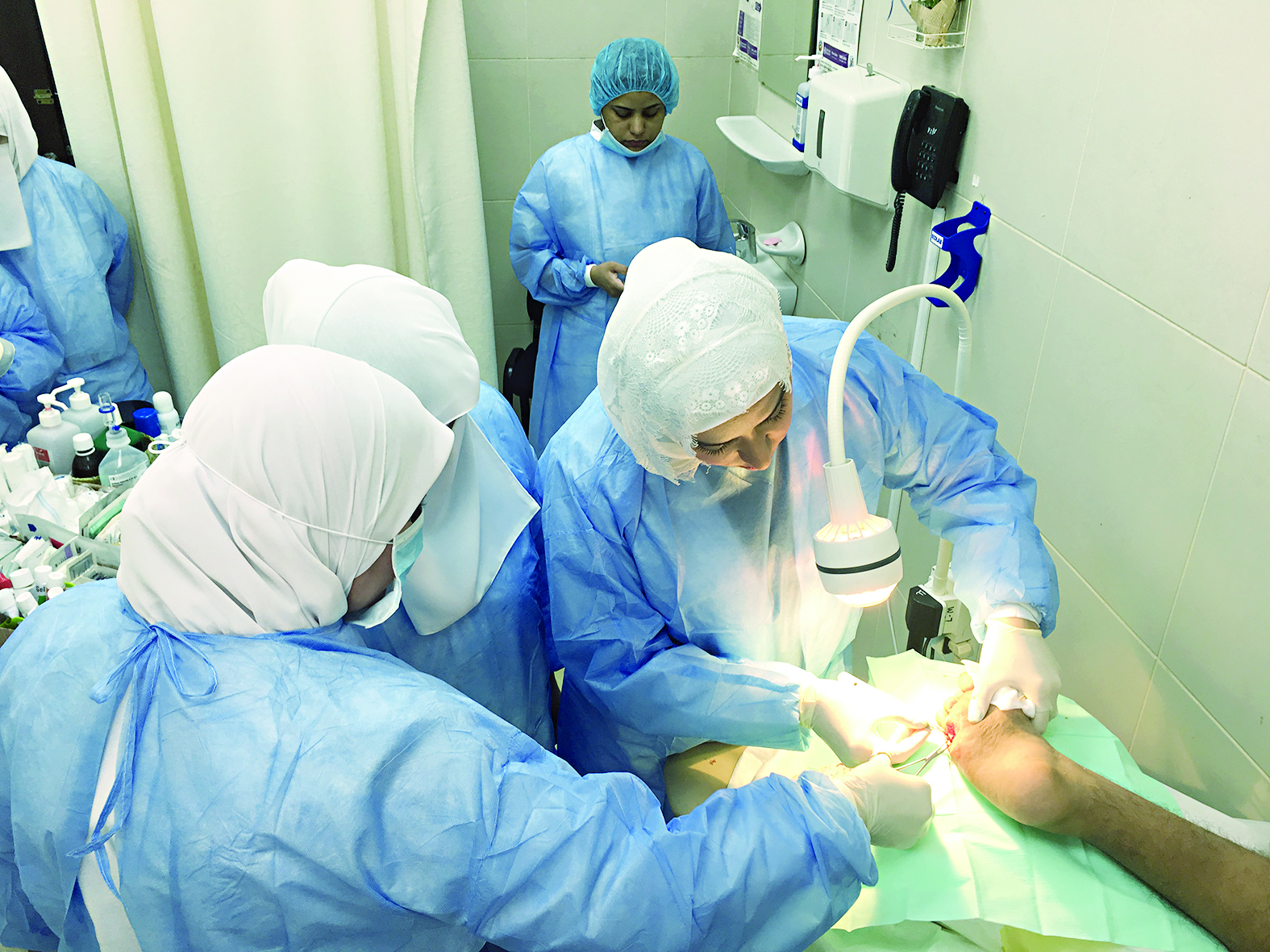 الضبيب وفريقها التمريضي في علاج حالة مريض