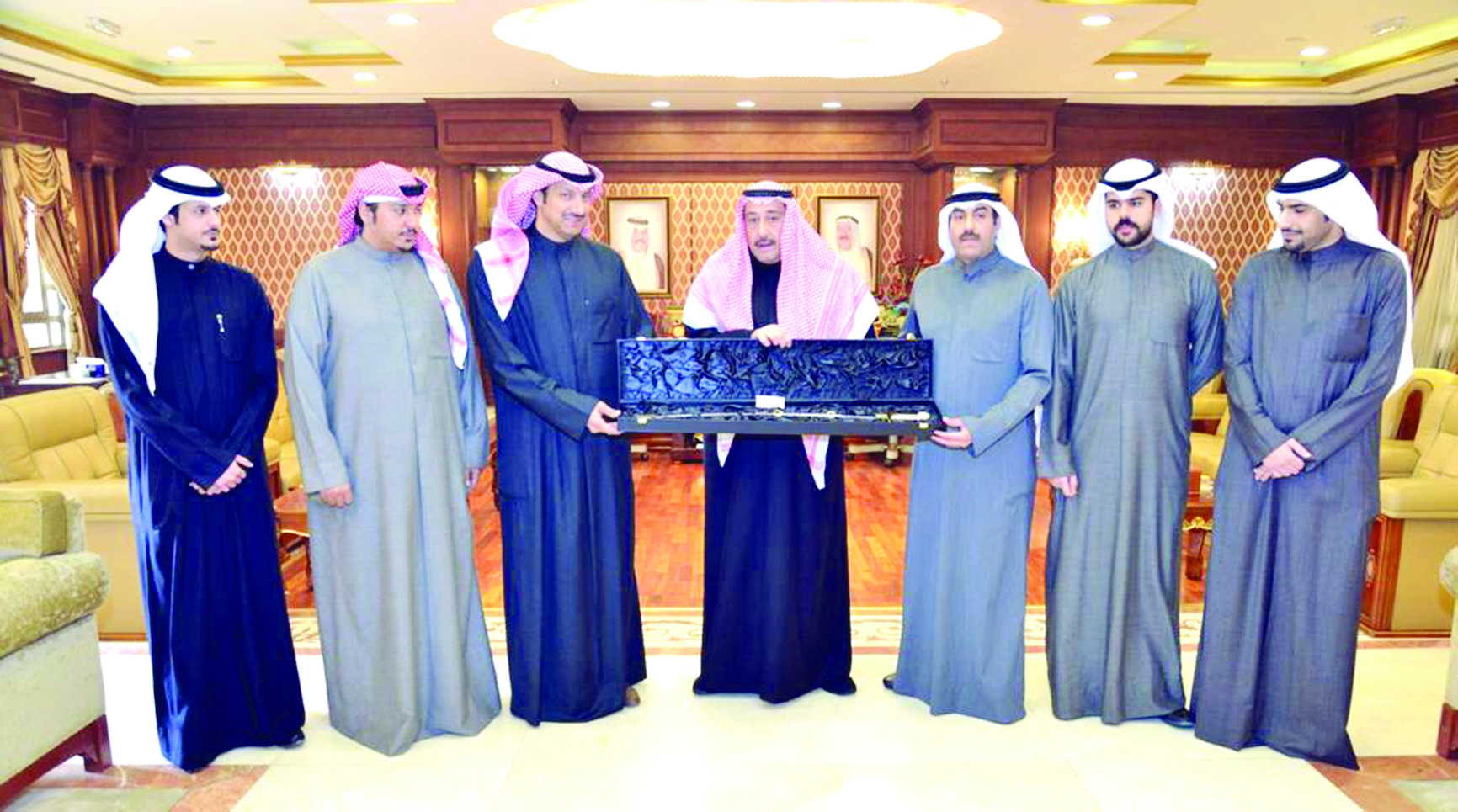 الحمود مكرّماً ضباط مديرية أمن الفروانية وعدداً من الأفراد