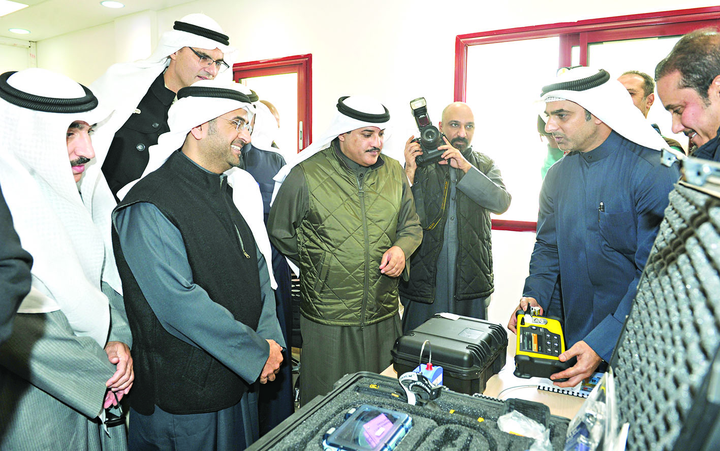 استماع لشرح عن أجهزة التفتيش في المنفذ