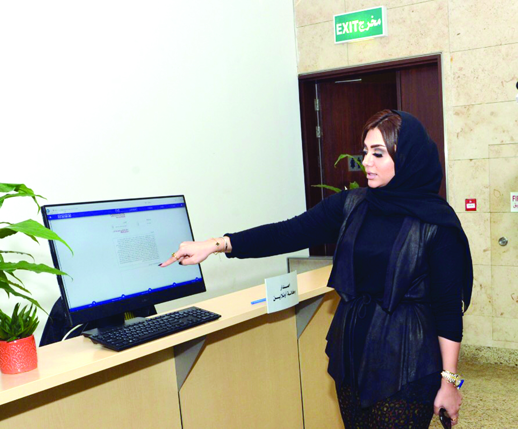 الحمدان أمام شاشة «الوكالة online»                                	                               (تصوير نايف العقلة)