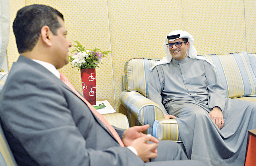 الناهض متحدثاً للزميل رضا السناري	 (تصوير نايف العقلة) 