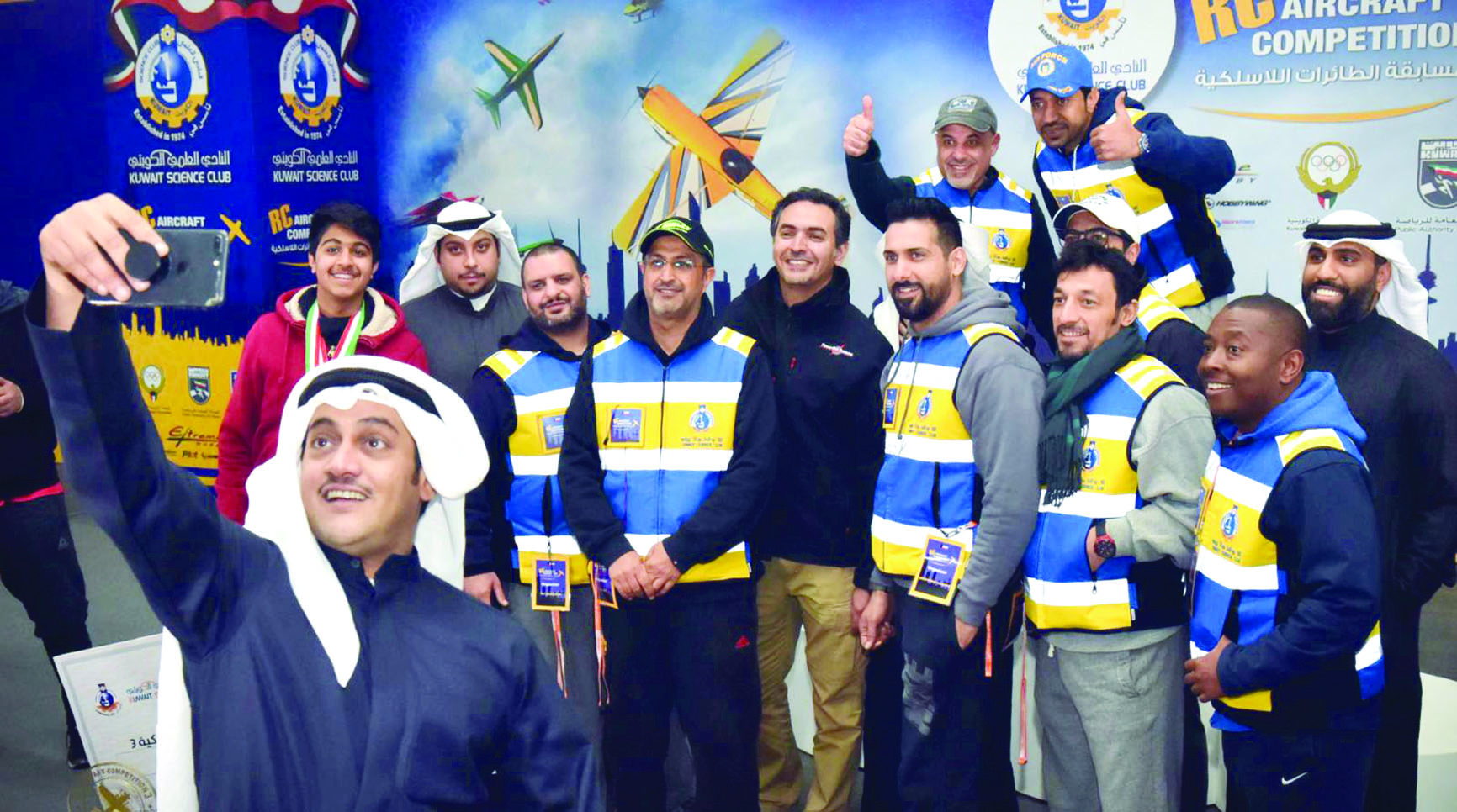 الخرافي يلتقط سيلفي مع أعضاء اللجنة المنظمة والفائزين 