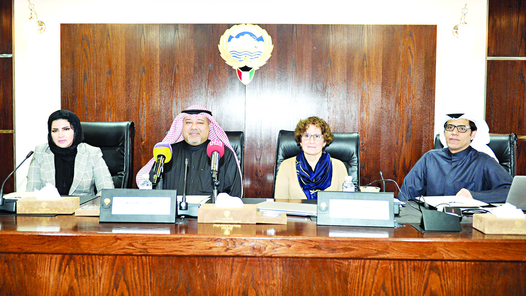 u0627u0644u0645u062au062du062fu062bu0648u0646 u0641u064a u0627u0644u062du0644u0642u0629 u0627u0644u0646u0642u0627u0634u064au0629 t(u062au0635u0648u064au0631 u0633u0639u062f u0647u0646u062fu0627u0648u064a)