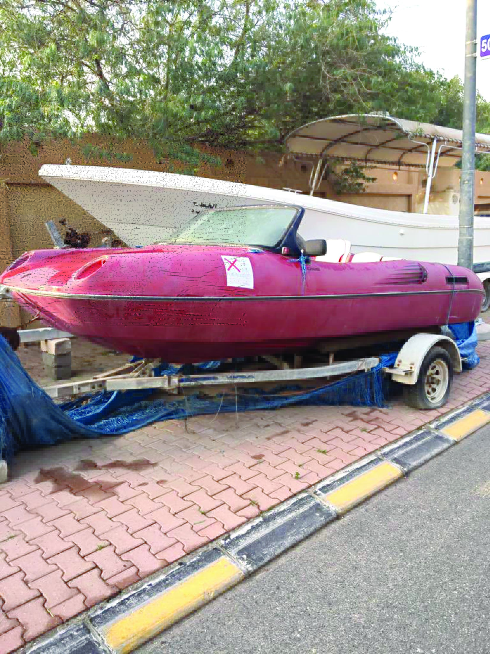 قارب مهمل على شارع رئيسي