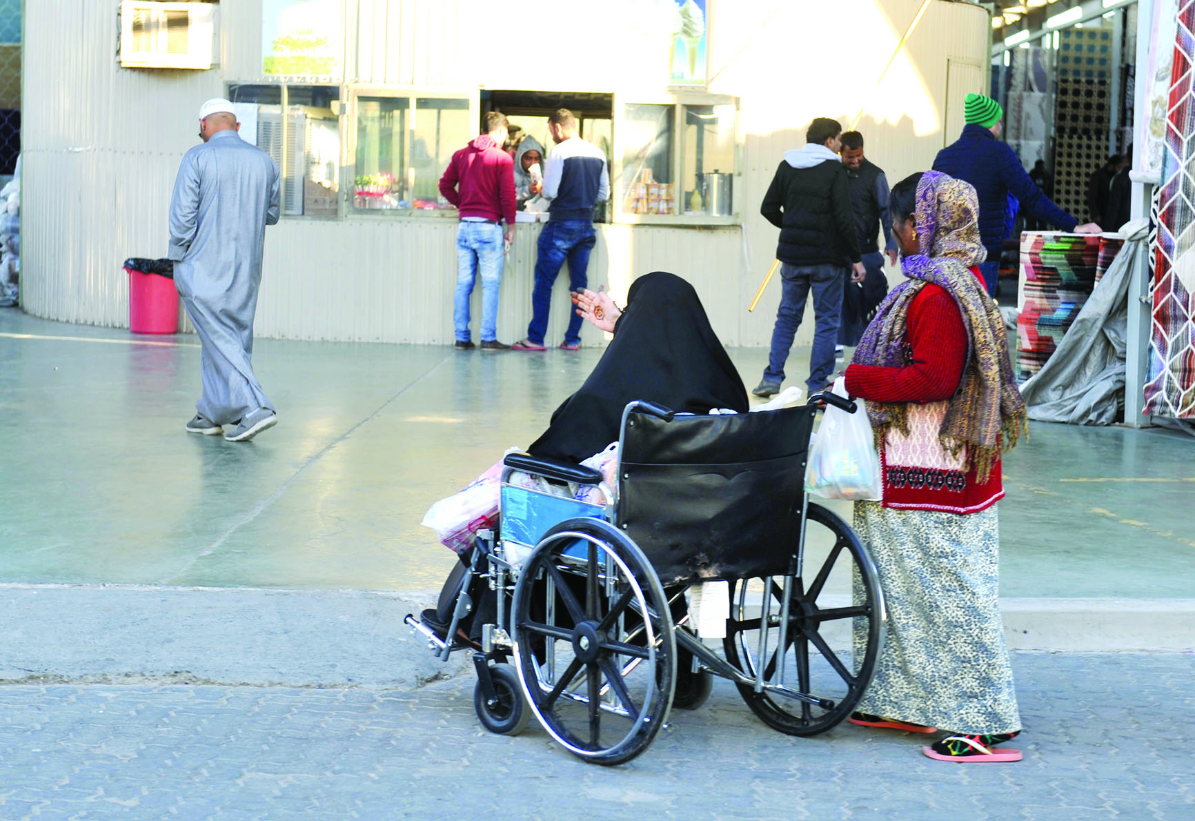 u0645u0639u0648u0642u0627u062a u0643u062bu064au0631u0629 u062au0648u0627u062cu0647 u062au0646u0642u0644u0627u062a u0627u0644u0645u0639u0627u0642u064au0646 u0641u064a u0633u0648u0642 u0627u0644u062cu0645u0639u0629tt (u062au0635u0648u064au0631 u0633u0639u062f u0647u0646u062fu0627u0648u064a)