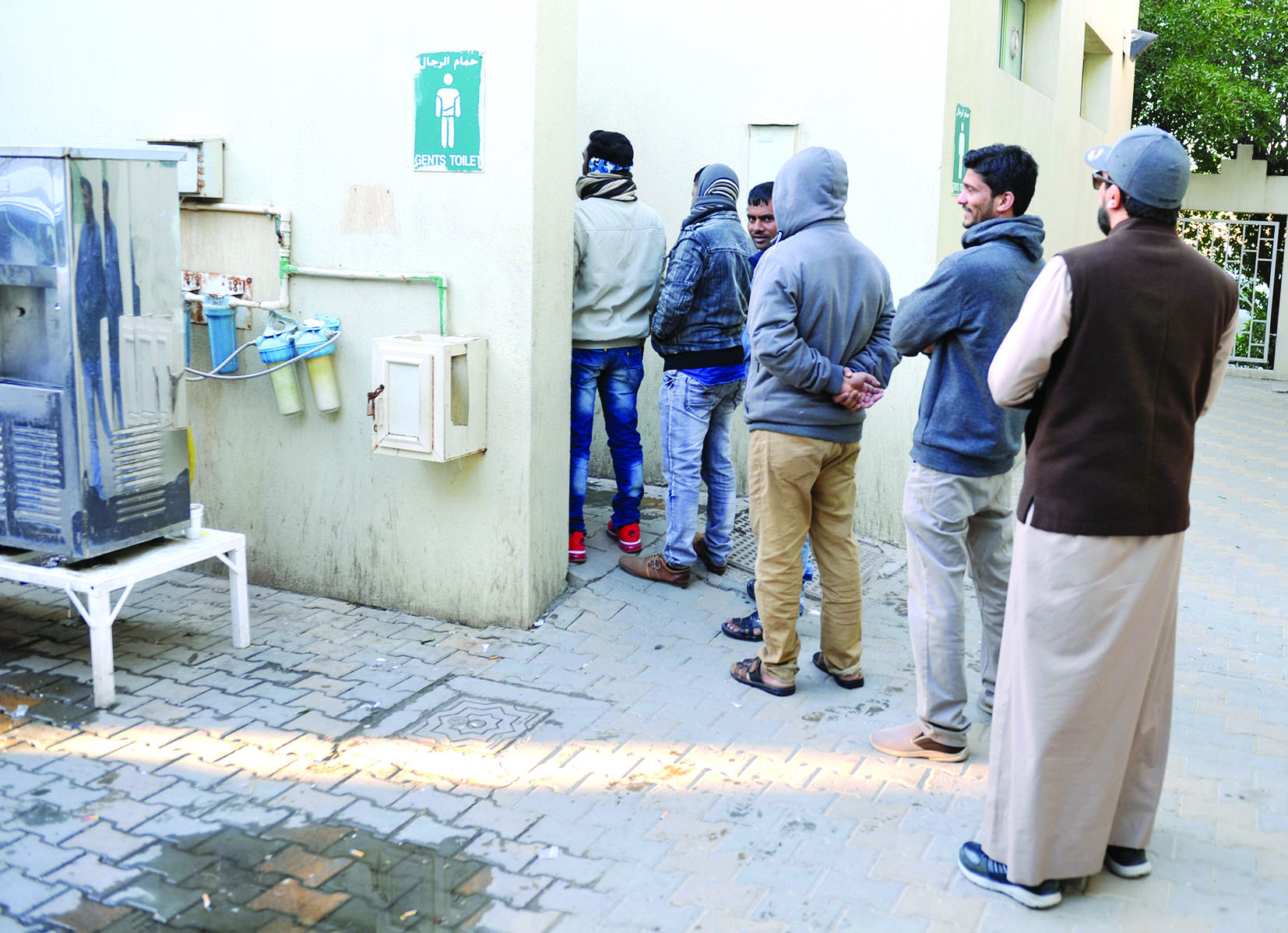 طوابير لدخول الحمامات ولا خصوصية للمعاقين