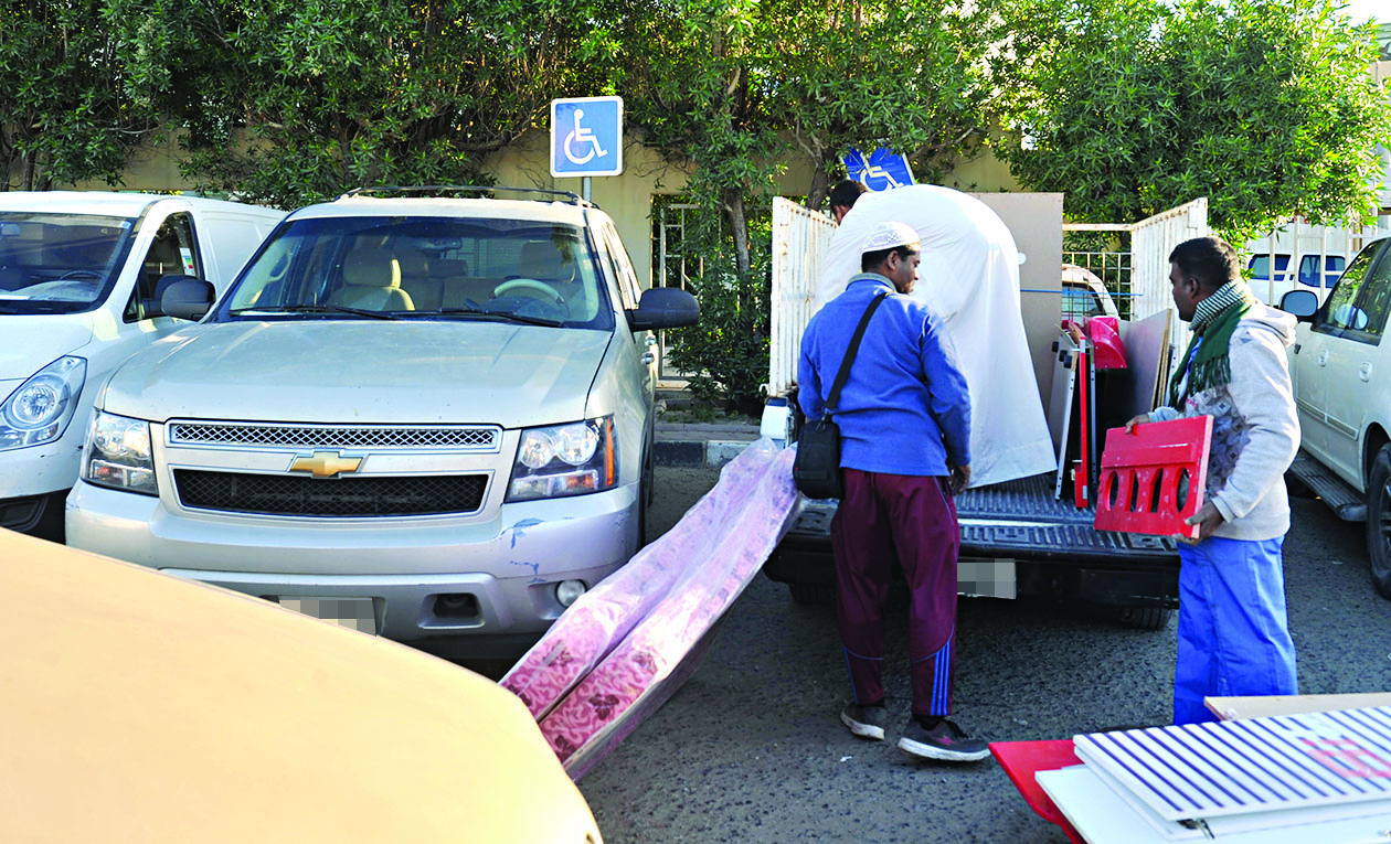 أصحاء يشغلون مواقف المعاقين 