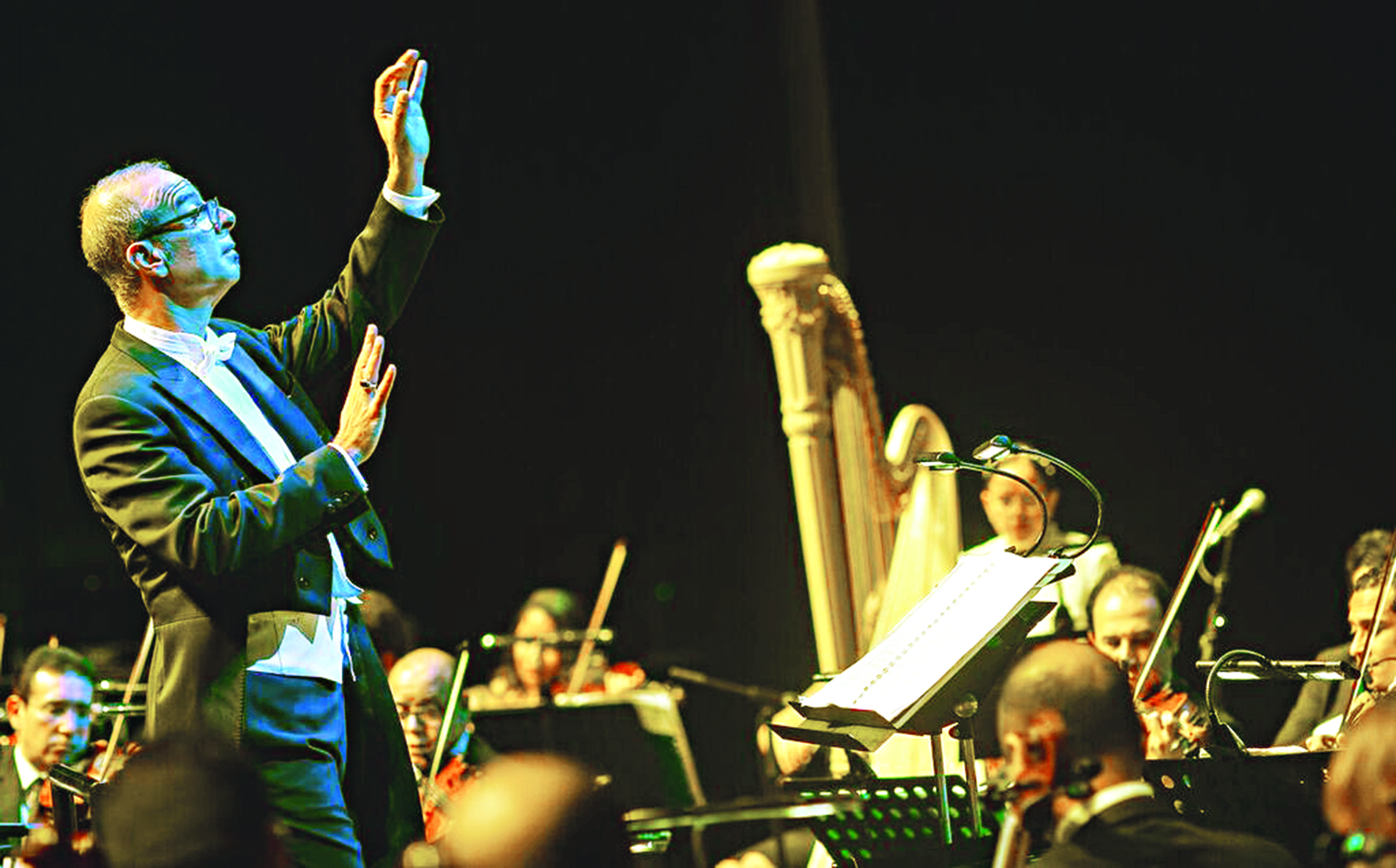 المايسترو نادر عباسي... يوجه العازفين 