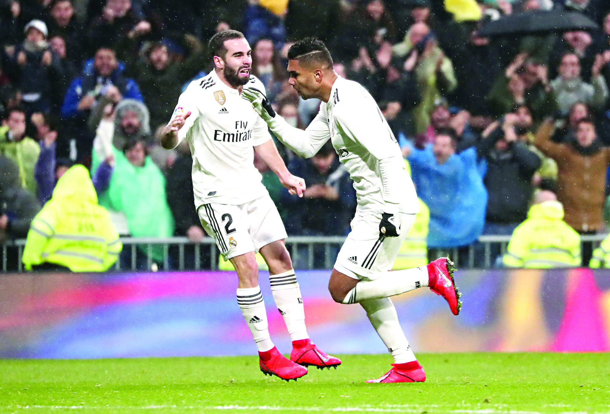 لاعب ريال مدريد البرازيلي كاسيميرو محتفلاًُ بهدفه في مرمى إشبيلية         	    (أ ف ب) 