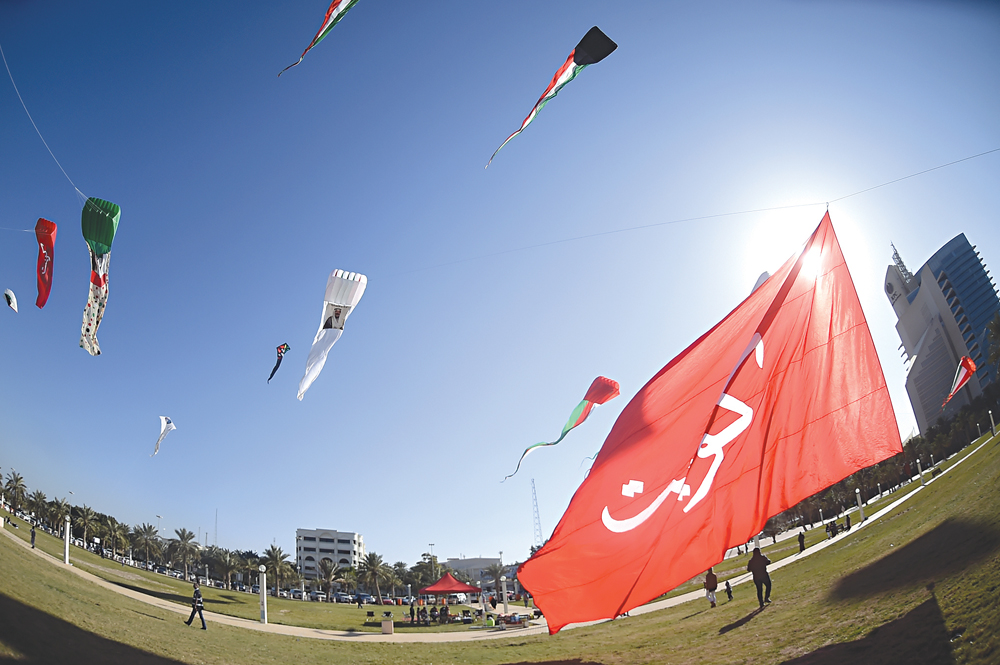 الطائرات تحمل صور سمو الأمير وسمو ولي العهد وعلم الكويت 