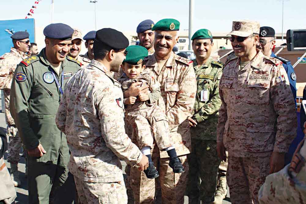 الخضر وكبارالضباط مع أحد الأطفال