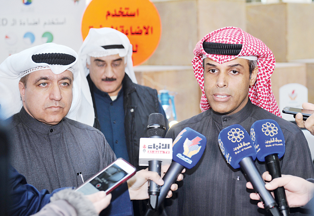 ... ويتحدث لوسائل الإعلام            (تصوير سعد هنداوي)