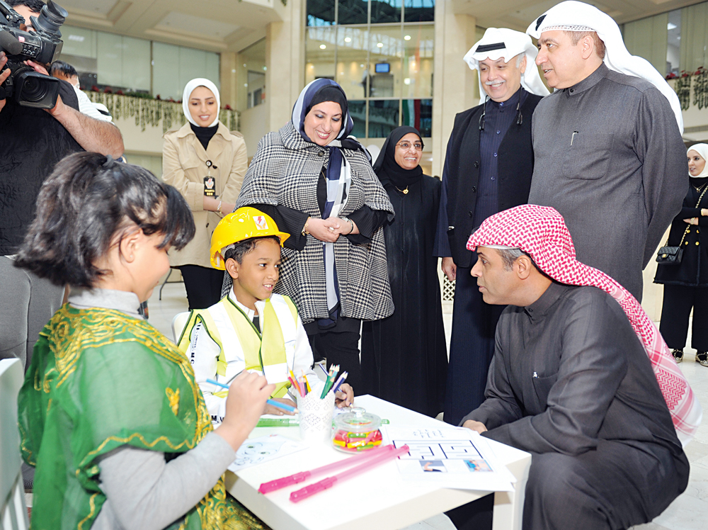 أطفال يشاركون بالرسم في معرض الترشيد