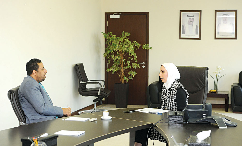 المزيرعي تتحدث للزميل علي العلاس	 (تصوير بسام زيدان)