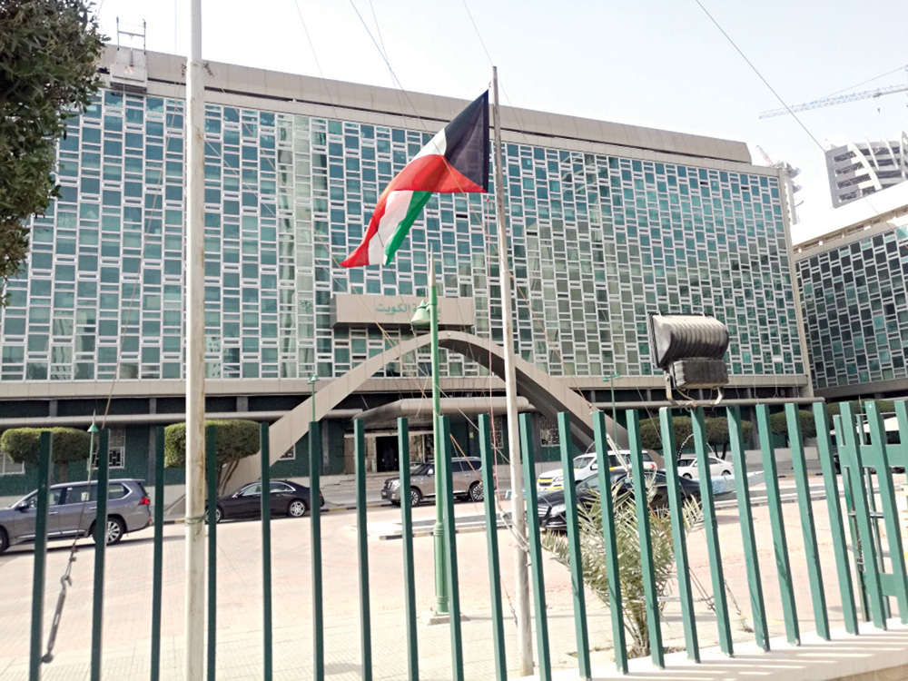 ... ويرفرف أمام البلدية