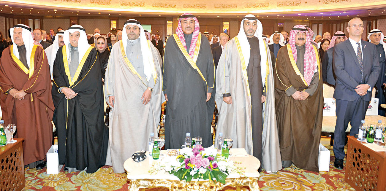 صباح الخالد يتوسط كبار الحضور في بداية الاحتفالية               	      (تصوير سعد هنداوي)