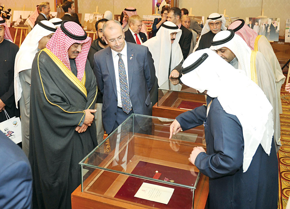 الخالد ودافنبورت يطلعان على محتويات أحد أجنحة المعرض