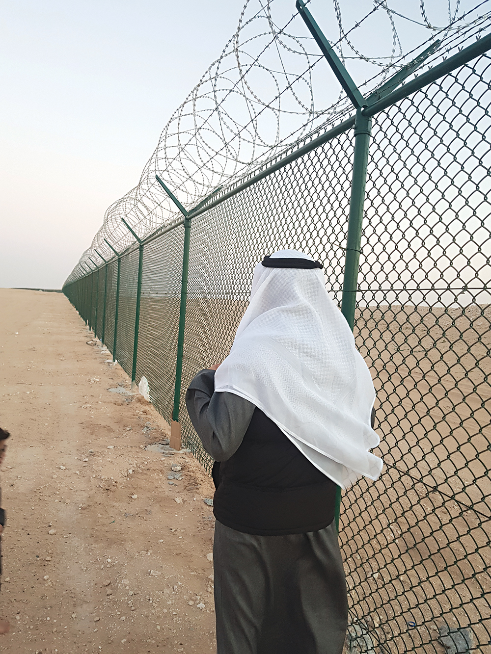 u0645u0648u0627u0637u0646 u064au0642u0641 u0639u0644u0649 u0627u0644u062cu0627u0646u0628 u0627u0644u0643u0648u064au062au064a u0645u0646 u0627u0644u0634u0631u064au0637 u0627u0644u062du062fu0648u062fu064a