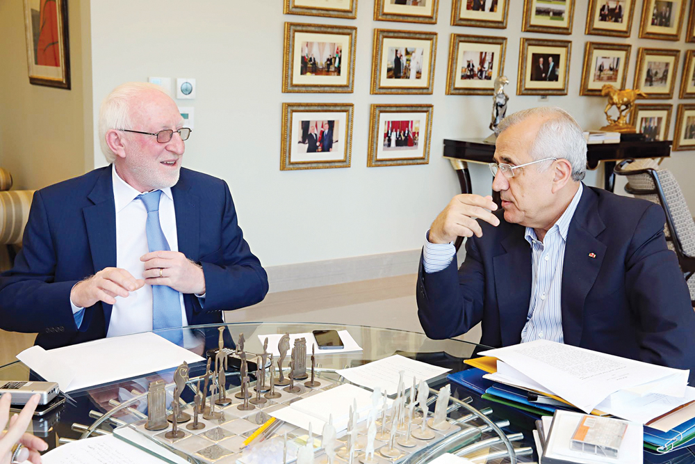 الرئيس سليمان يتحدث إلى الزميل وسام أبو حرفوش