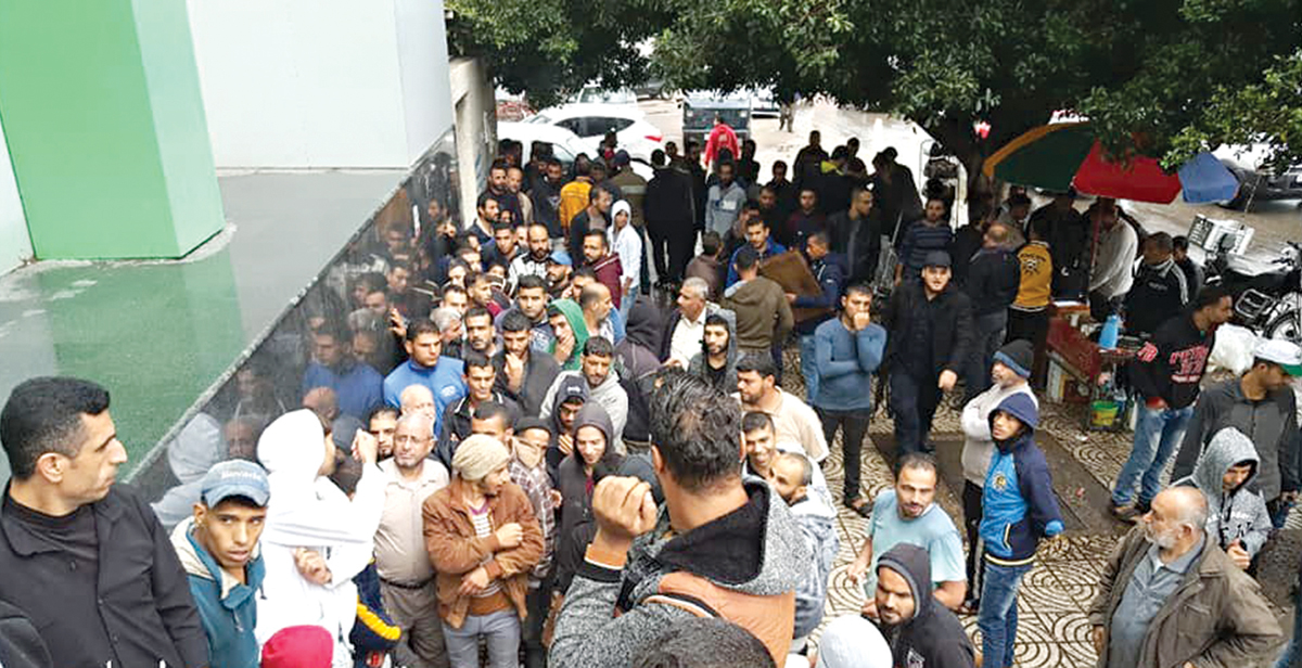 u0641u0644u0633u0637u064au0646u064au0648u0646 u064au0646u062au0638u0631u0648u0646 u0623u0645u0627u0645 u0645u0643u0627u062au0628 u0627u0644u0628u0631u064au062f u0641u064a u063au0632u0629 u0644u0635u0631u0641 u0627u0644u0645u0633u0627u0639u062fu0627u062a u0627u0644u0642u0637u0631u064au0629