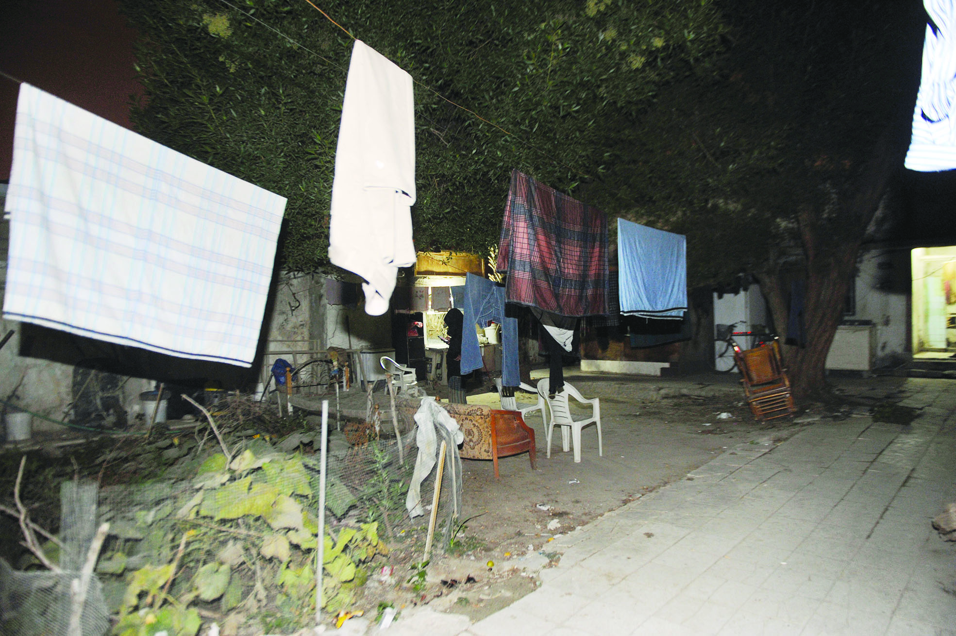 عزاب ينشرون غسيلهم أمام البيوت