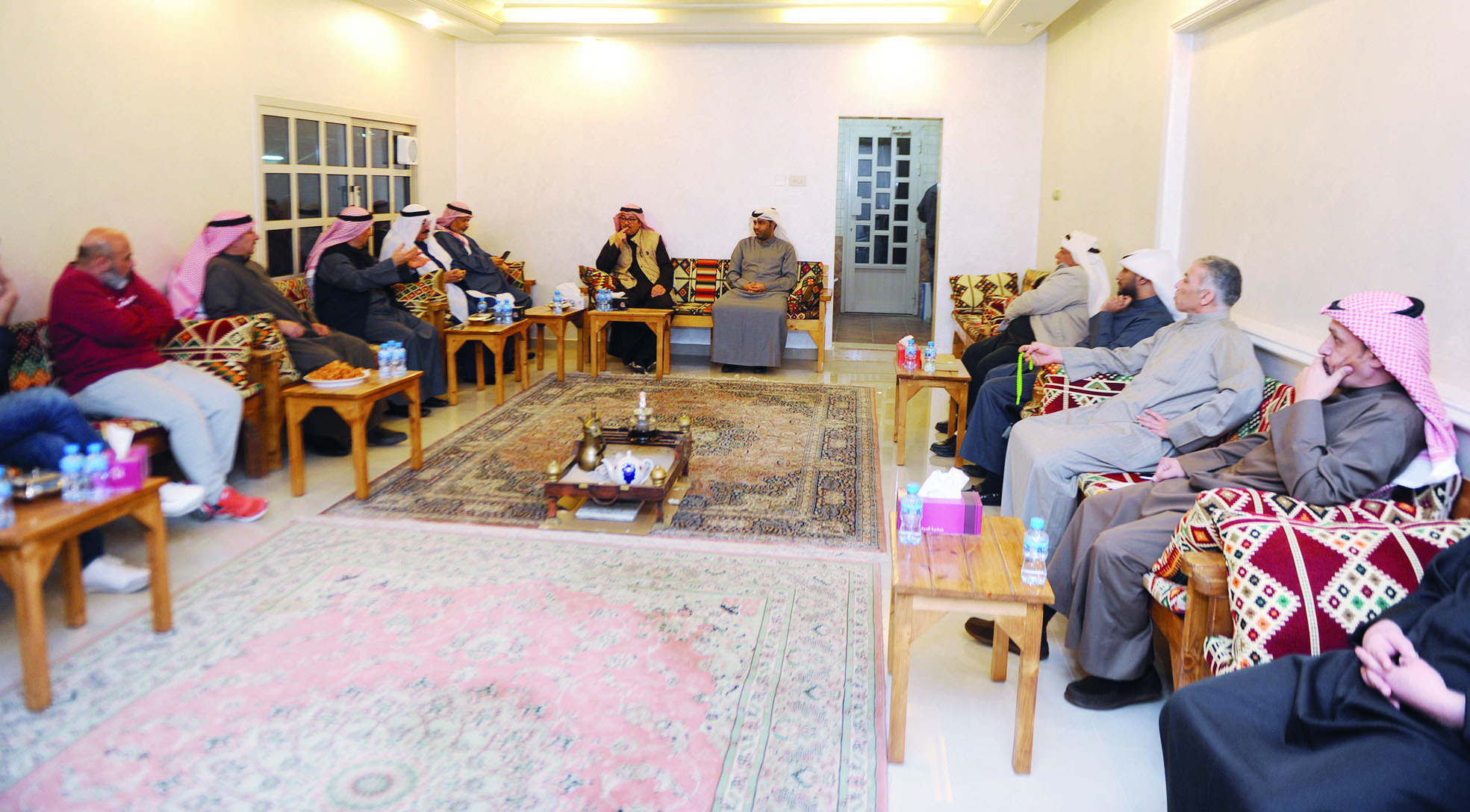 أهالي المنطقة يبثون شكاواهم لعضو المجلس البلدي