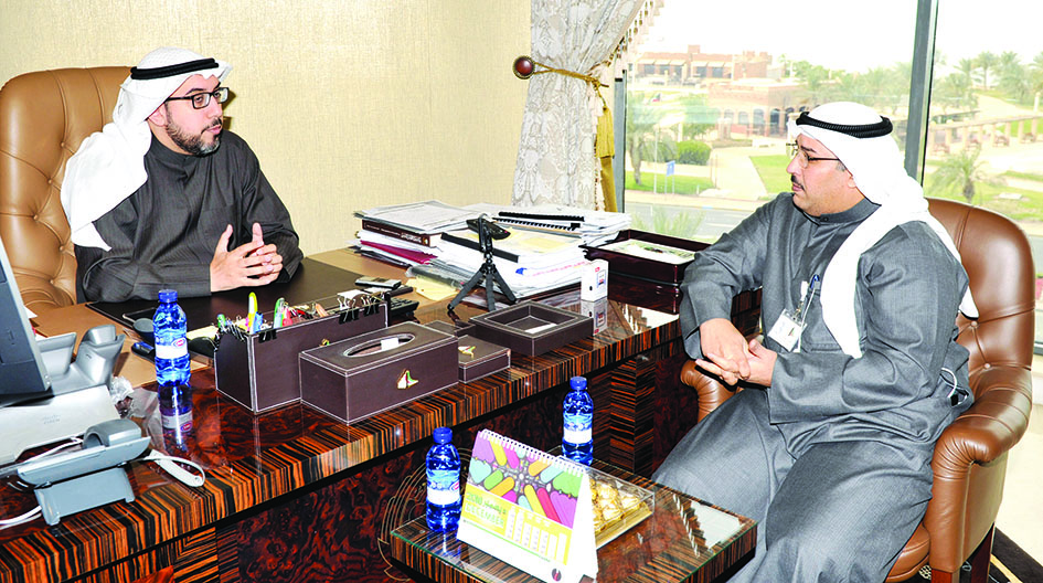 الشاهين يتحدث للزميل وليد الهولان	     (تصوير  أسعد عبدالله)