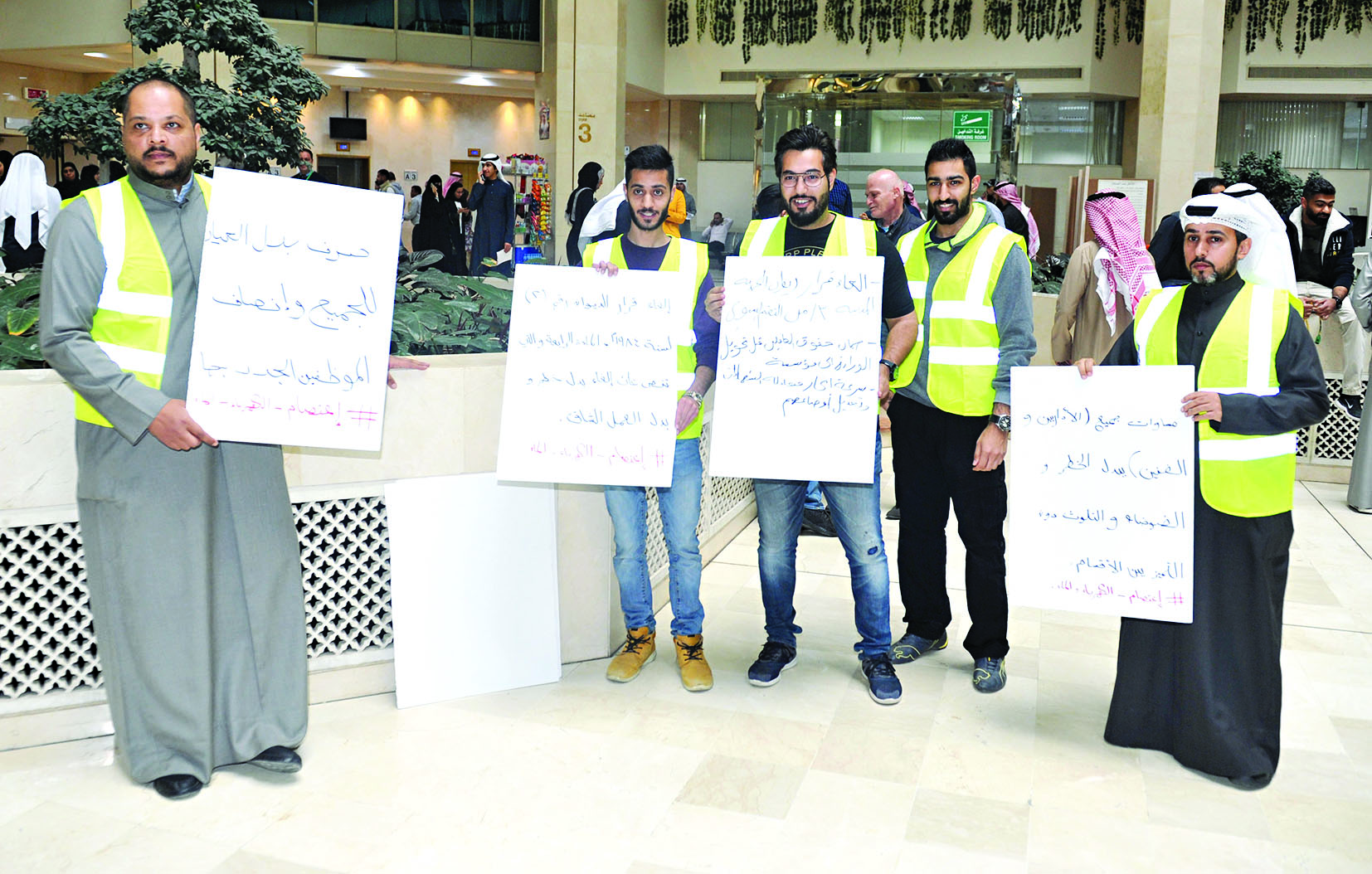 u0628u0639u0636 u0627u0644u0645u0639u062au0635u0645u064au0646 u064au0631u0641u0639u0648u0646 u0645u0637u0627u0644u0628u0647u0645                      t              (u062au0635u0648u064au0631 u0633u0639u062f u0647u0646u062fu0627u0648u064a)