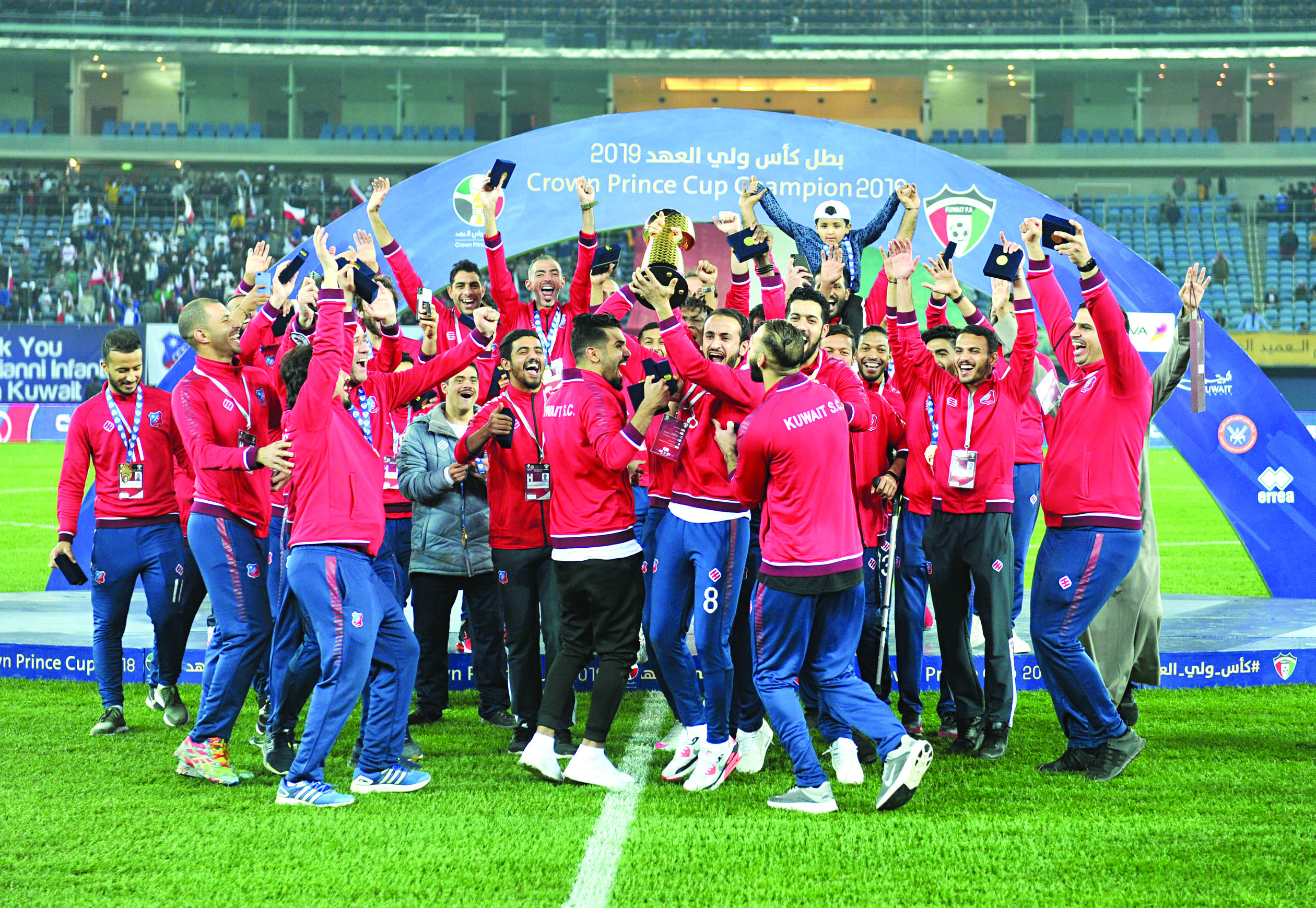 فرحة لاعبي «الكويت» بكأس سمو ولي العهد         	                         (تصوير سعد هنداوي)
