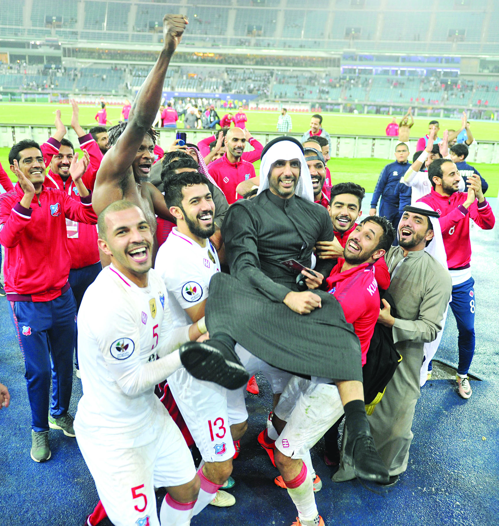 رئيس نادي الكويت خالد الغانم محمولاً على أكفّ لاعبيه 