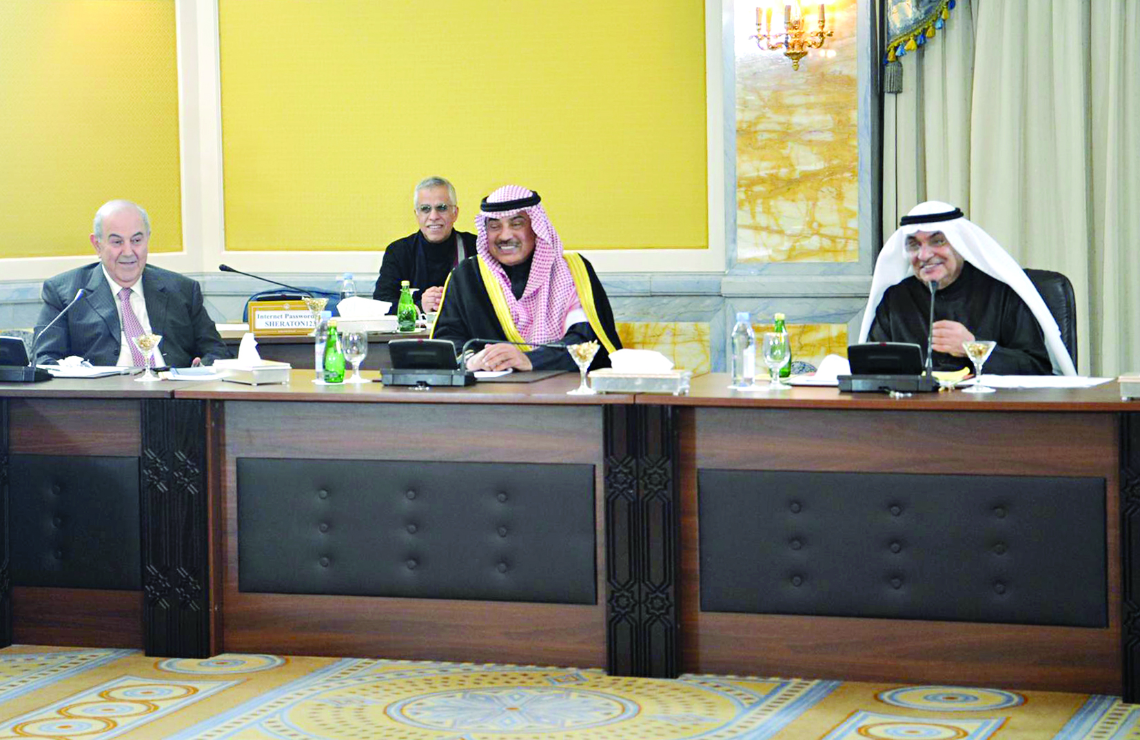 الخالد متوسطاً الصقر وعلاوي خلال الجلسة المسائية