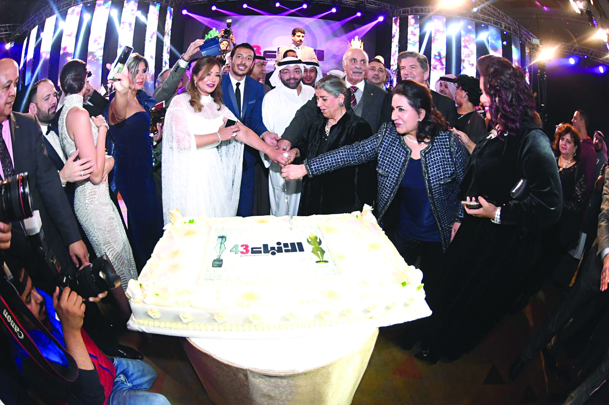 النجوم يشاركون «الأنباء» فرحتها