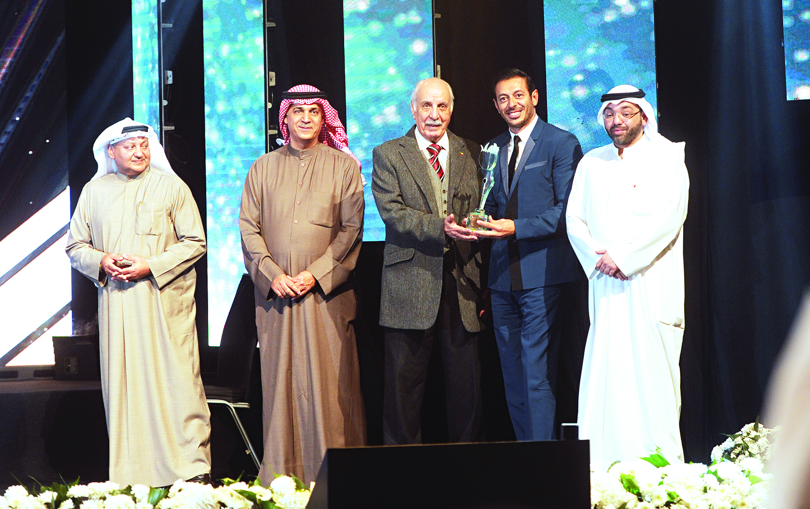 مصطفى شعبان يتسلّم تكريمه